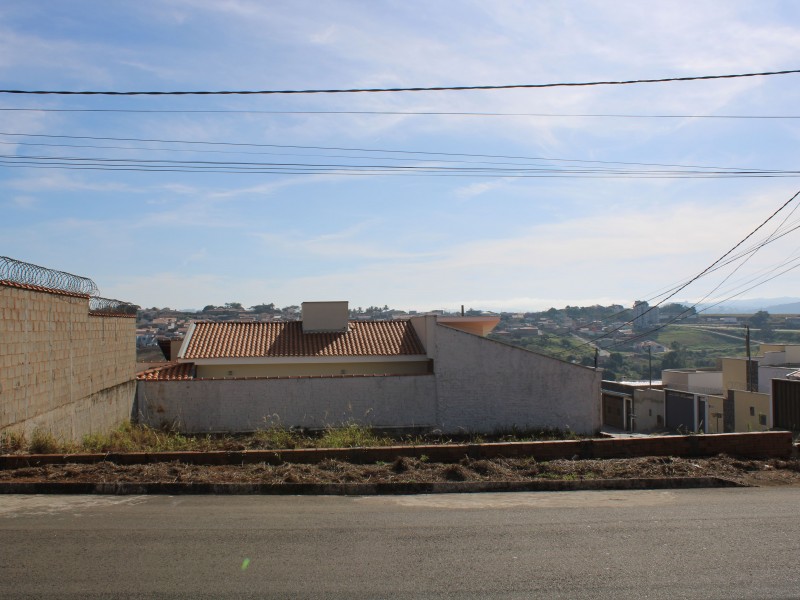 TERRENO LIMOEIRO ESQUINA