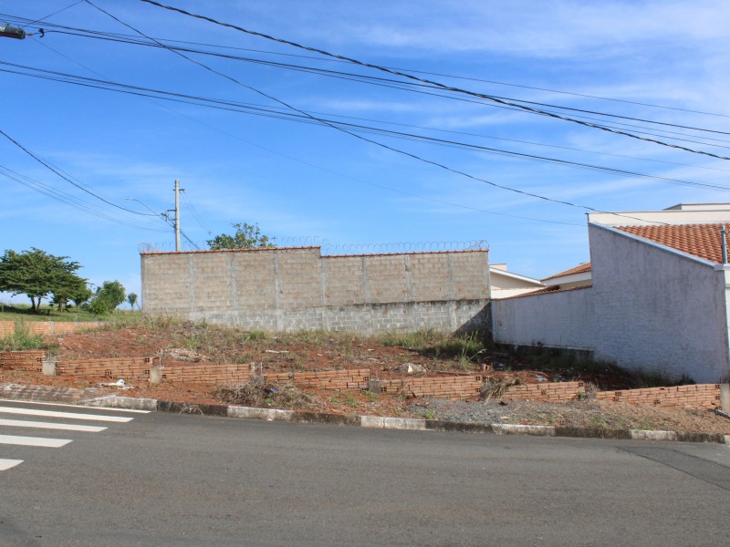 TERRENO LIMOEIRO ESQUINA