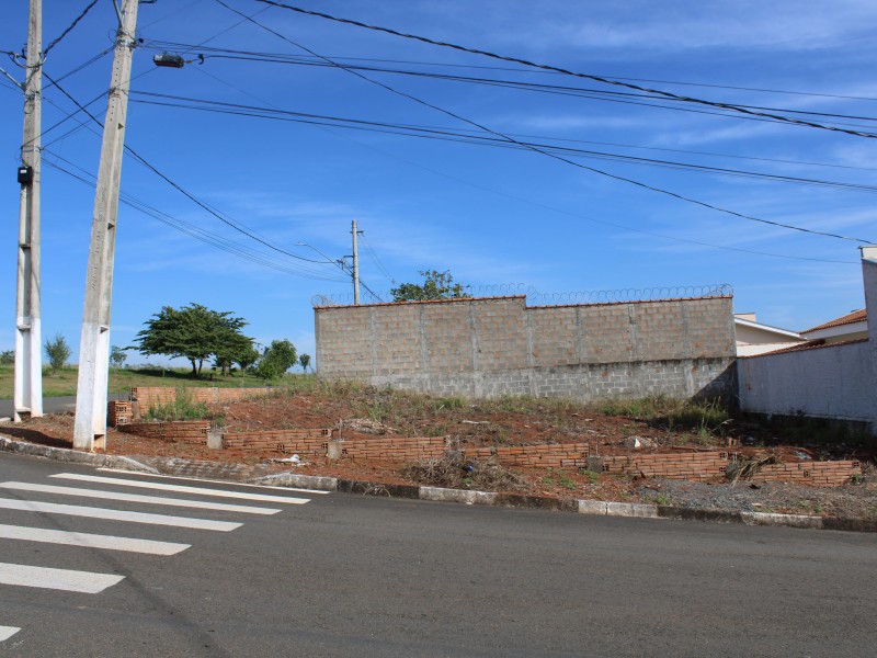 TERRENO LIMOEIRO ESQUINA