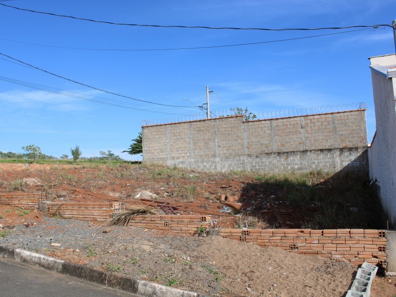 TERRENO LIMOEIRO ESQUINA