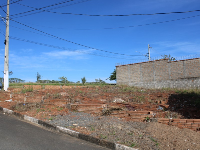 TERRENO LIMOEIRO ESQUINA